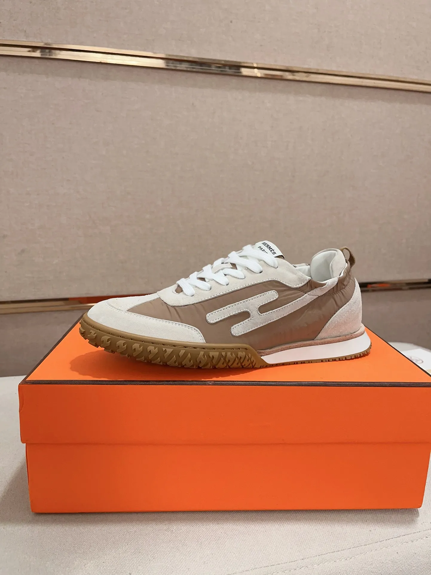 Men's men's shoes 💰: 720💰 Hermes top version # Couple style 💏 24ss casual sneakers Suede goatskin sneakers decorated with contrasting patterns and iconic "H" details, beautifully packaged at the delivery counter 🛍📦 Fabric: suede + cowhide Lining: mixed sheep lining Outsole: original TPU Bottom thickness: 2CM Size: 35-44